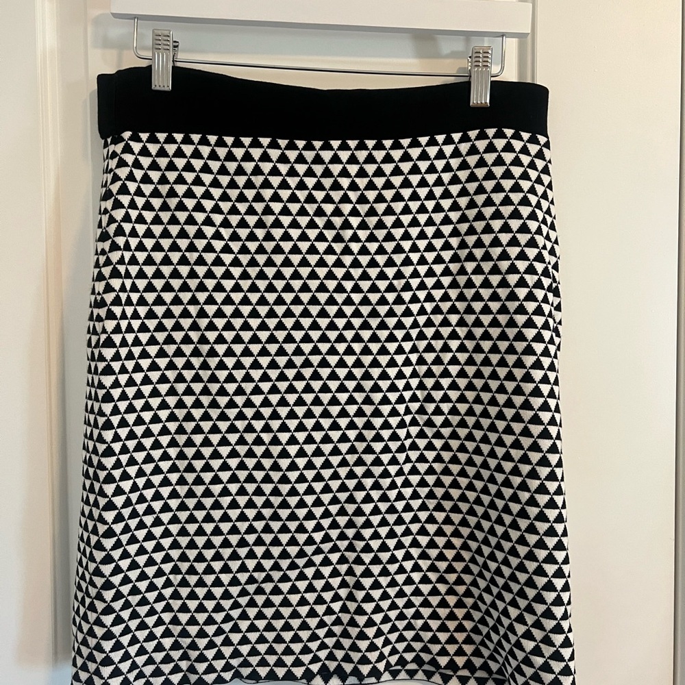 White House Black Market A-Line Black and White Knee-Length Skirt M